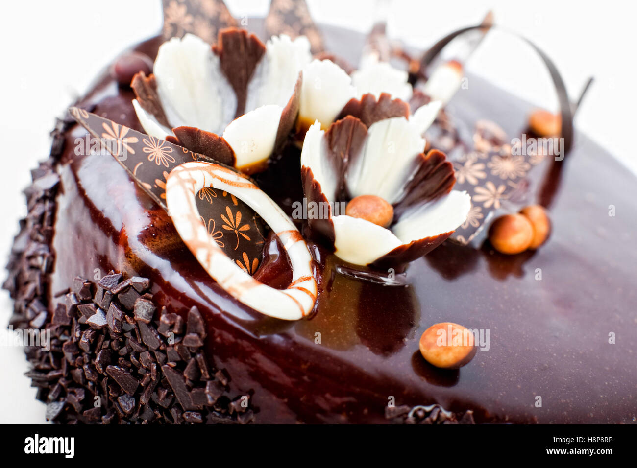 Gateau Triple Chocolat Et Depoli Avec Impression En Relief De Diamants Sur Les Cotes Haut La Main Roses Glacage Fond Blanc Isole Photo Stock Alamy