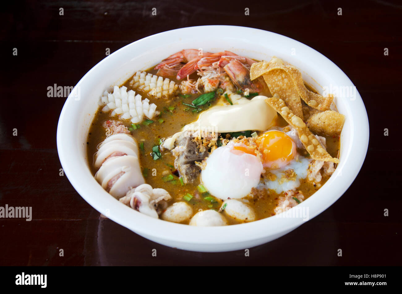 Nouilles spéciales soupe épicée ou nouilles soupe tom yam thai style avec du porc et des fruits de mer et des oeuf dur et croustillant wonton et oth Banque D'Images