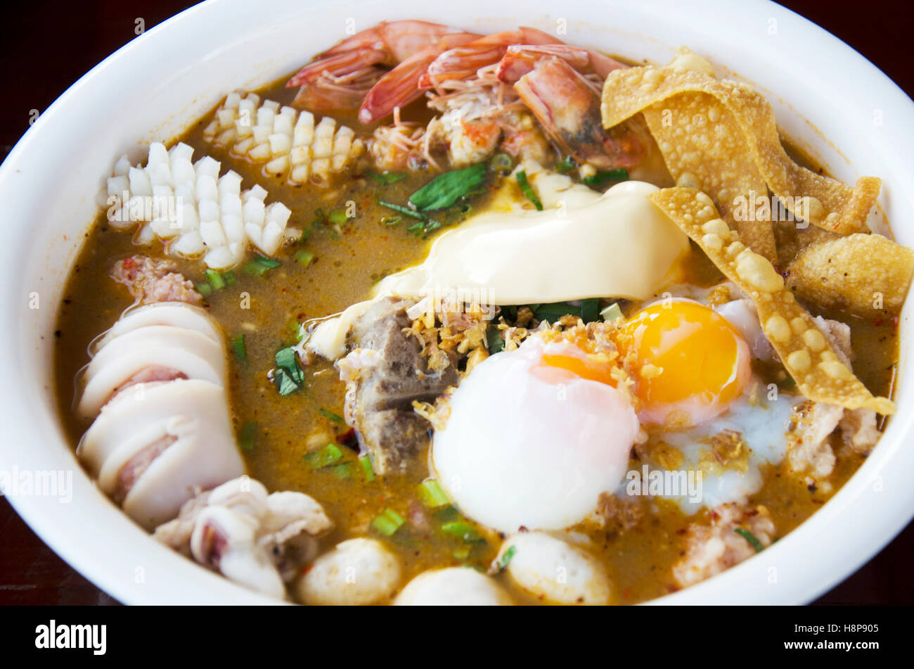 Nouilles spéciales soupe épicée ou nouilles soupe tom yam thai style avec du porc et des fruits de mer et des oeuf dur et d'autres assaisonnements Banque D'Images