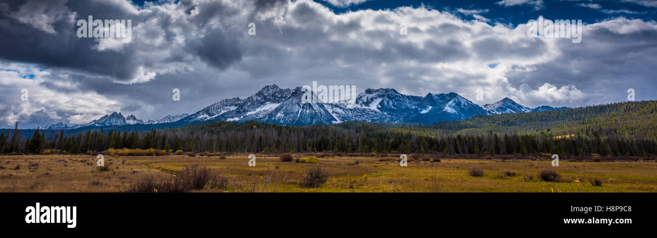 Vue panoramique sur une chaîne de montagnes Sawtooth pris près de Stanley California USA Banque D'Images