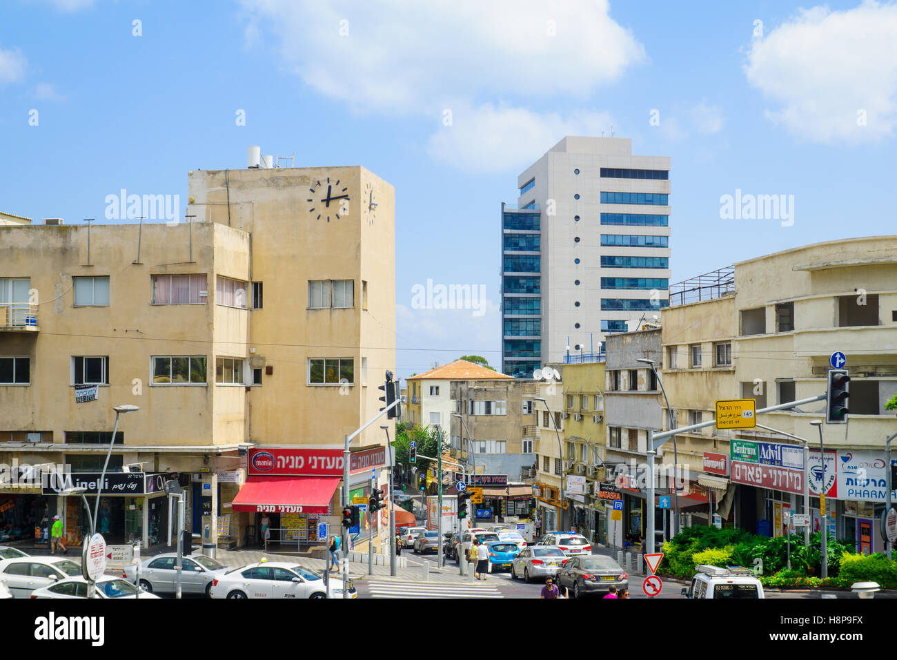 Haïfa, Israël - 18 août 2016 : Scène de Hadar HaCarmel, avec le Beit Hashaon (Maison de l'horloge), les entreprises locales, Banque D'Images