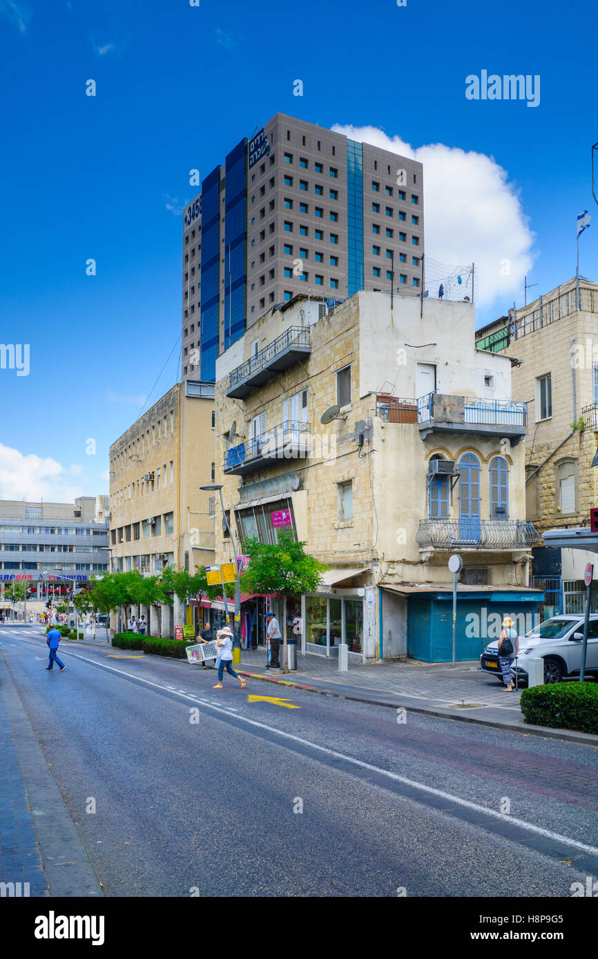 Haïfa, Israël - 18 août 2016 : Scène de quartier Hadar HaCarmel, avec les entreprises locales, les habitants et visiteurs, à Haïfa, Israël Banque D'Images