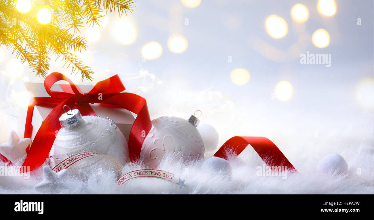 Cadeau de Noël et vacances décoration sur fond blanc avec la lumière de l'arbre Banque D'Images