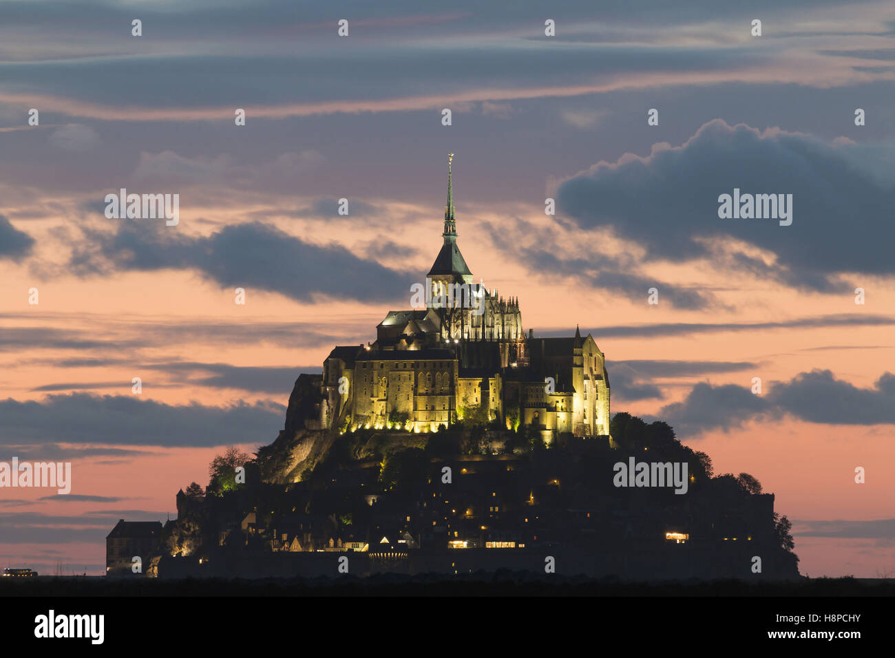 Le Mont-Saint-Michel (Normandie, nord-ouest de la France) allumé jusqu'au crépuscule. Banque D'Images