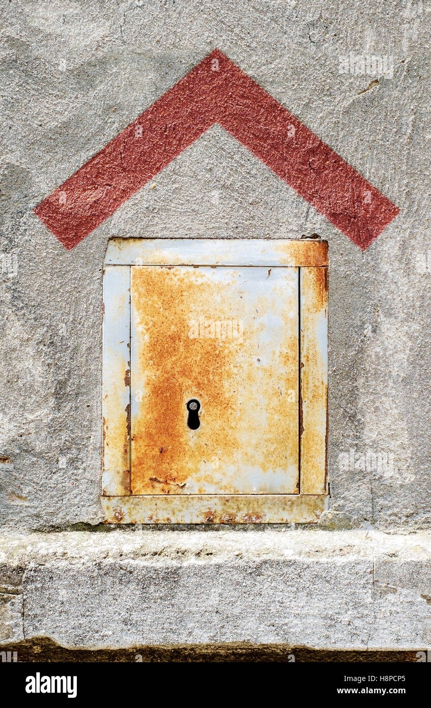 Petite porte métallique comme un concept d'accueil. Symbole de la chambre. Banque D'Images