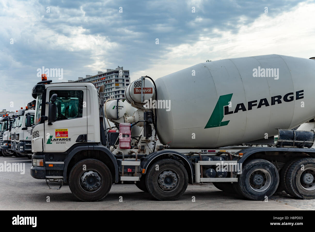 Paris, France - 20 juillet 2016 : Avis de Lafarge ciment, béton et aggegates camions dans Paris France. Banque D'Images
