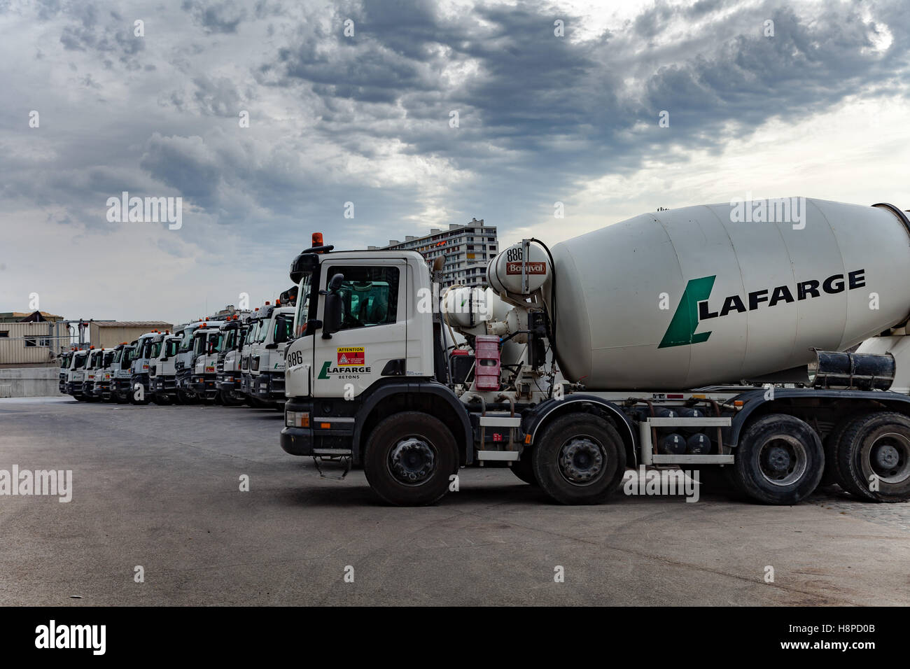 Paris, France - 20 juillet 2016 : Avis de Lafarge ciment, béton et aggegates camions dans Paris France. Banque D'Images