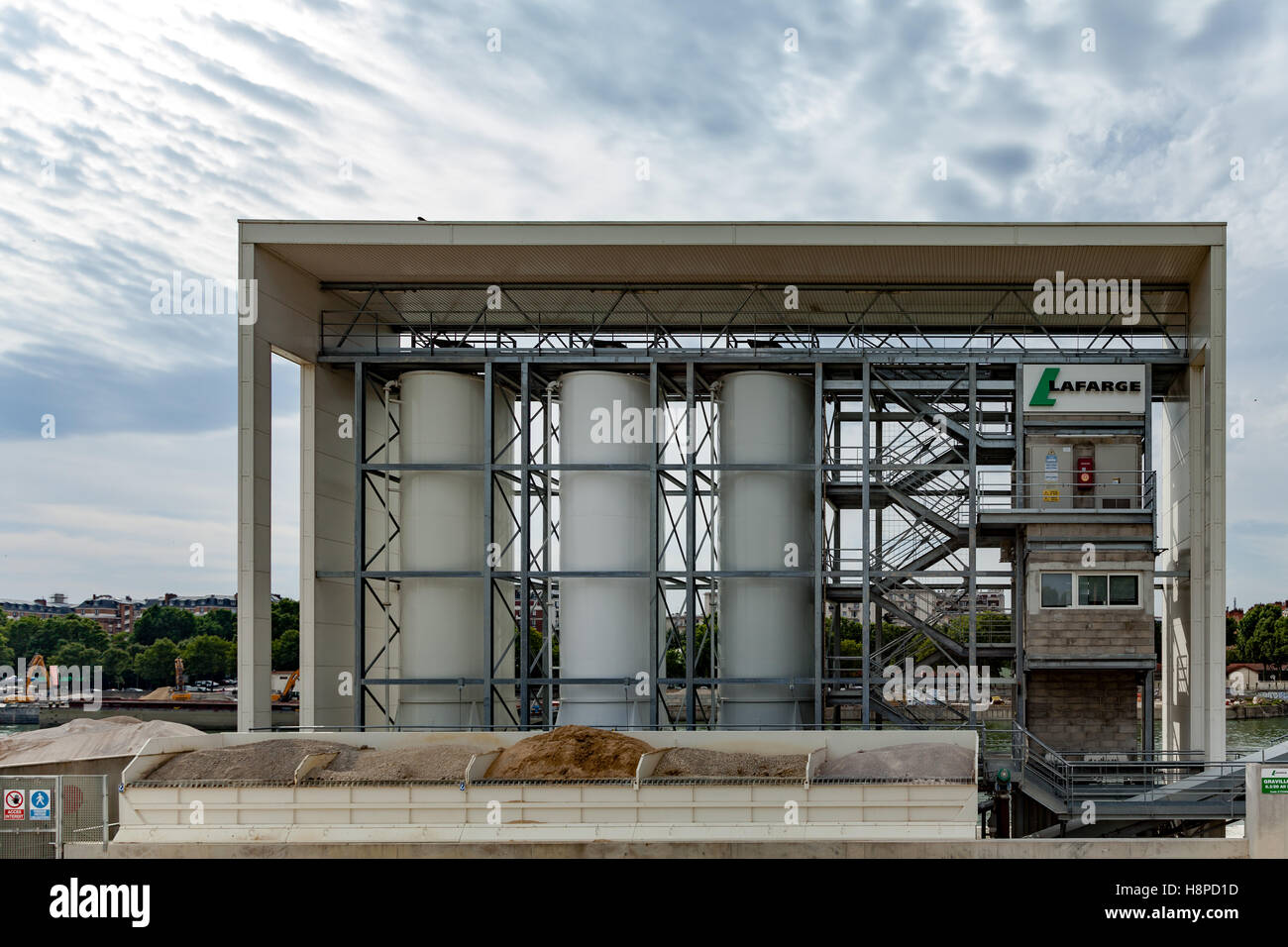 Paris, France - 20 juillet 2016 : Avis de Lafarge ciment, béton et aggegates dans infrastructure Paris France. Banque D'Images