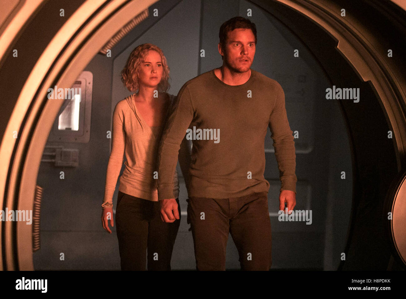 Les passagers (2016) JENNIFER LAWRENCE CHRIS PRATT Varg Veum-Fallen Angel de Morten (DIR) COLLECTION MOVIESTORE LTD Banque D'Images