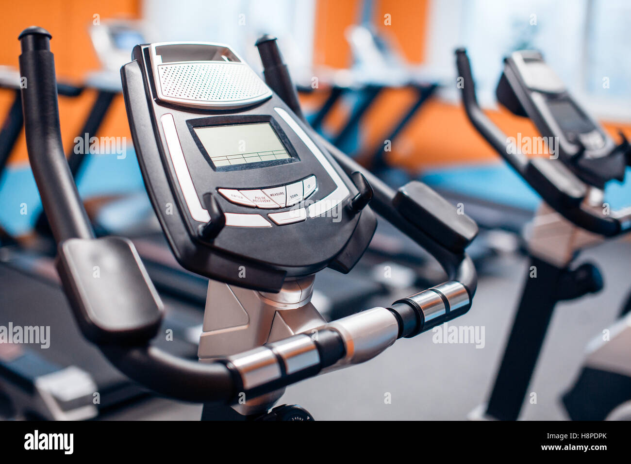 Spinning aérobic vélos d'une salle de gymnastique avec de nombreux d'affilée Banque D'Images