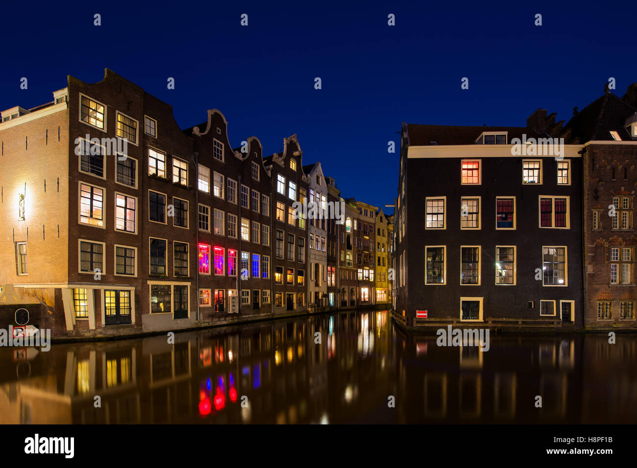 Vue de la ville de nuit à Amsterdam, Pays-Bas. Canal et maisons typiquement néerlandais dans la nuit à Amsterdam, Pays-Bas Banque D'Images