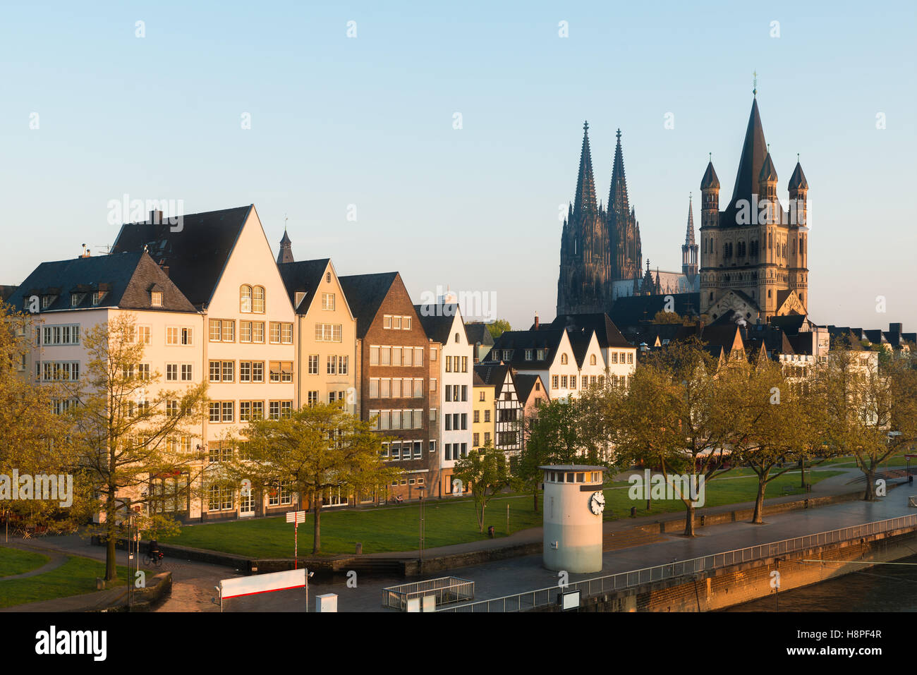 De nombreuses maisons colorées de Cologne et le parc au crépuscule à Cologne, Allemagne. Banque D'Images De nombreuses maisons colorées de Cologne et le parc au crépuscule à Cologne, Allemagne. Banque D'Images
