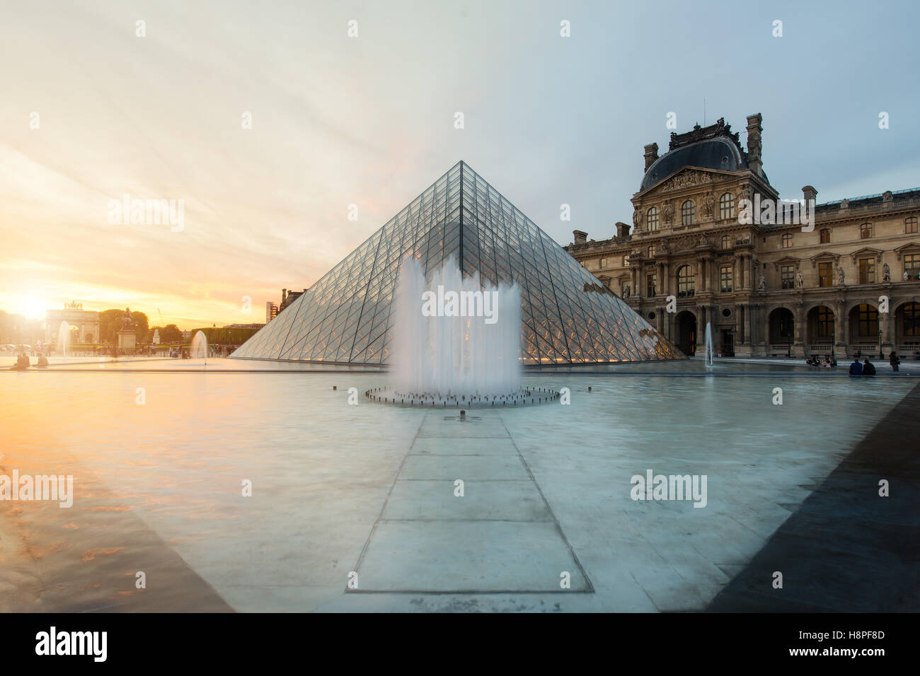 Pyramide du Louvre au Louvre Museum est l'un des célèbre musée et le musée le plus visité dans le monde à Paris, France Banque D'Images