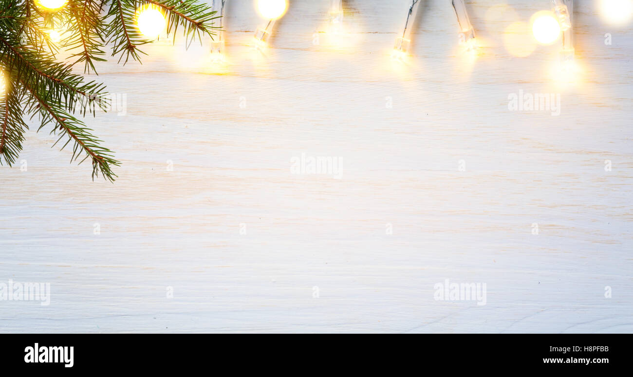 Vacances de Noël arrière-plan avec la lumière de l'arbre de Noël sur fond blanc Banque D'Images