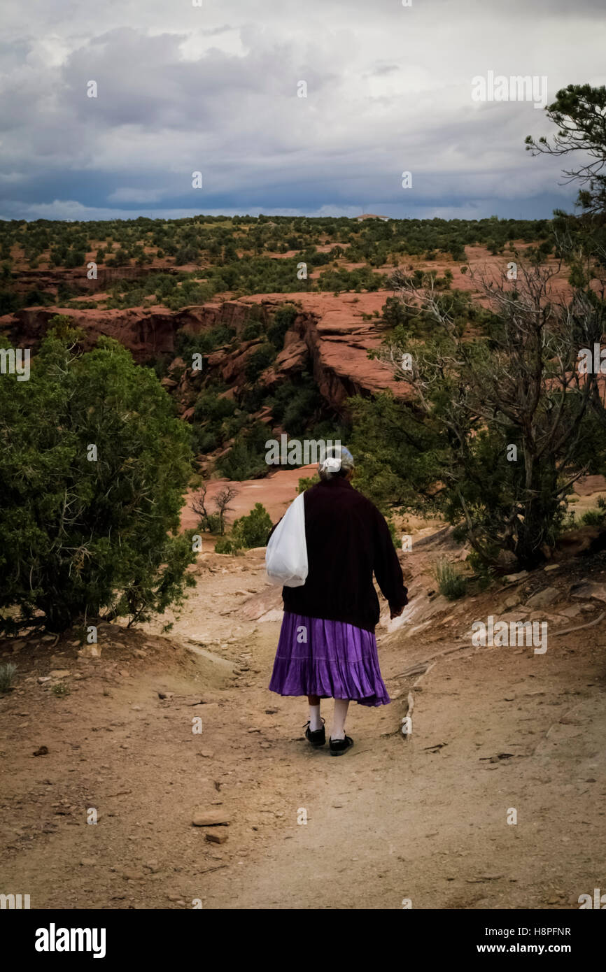Canyon de Chelly, Arizona, United States. La Nation navajo. Personnes âgées femme Navajo retourne à son accueil sur le canyon. Banque D'Images