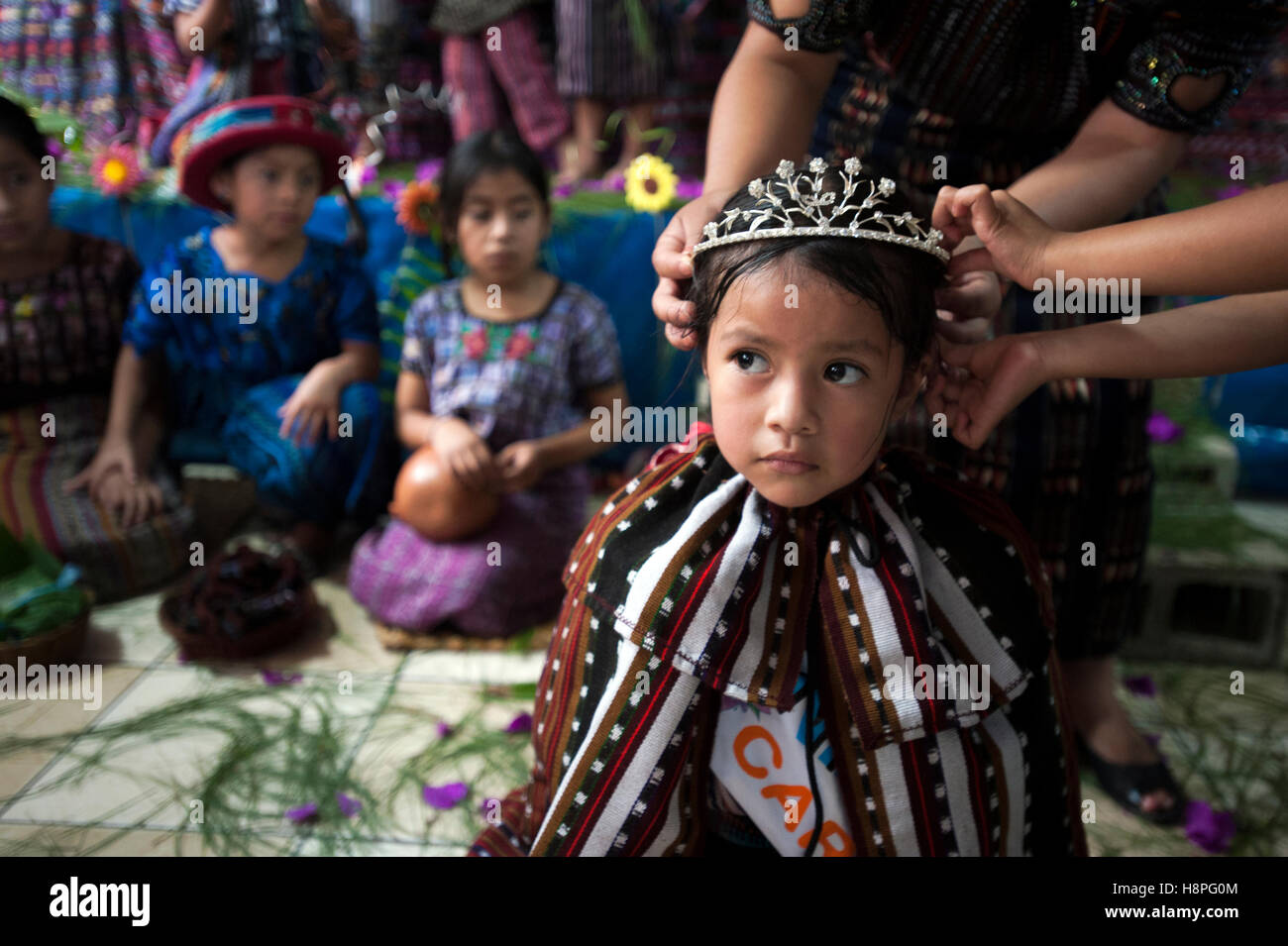 Les enfants autochtones mayas à l'école jouer à San Jorge La Laguna, Solola, Guatemala. Banque D'Images