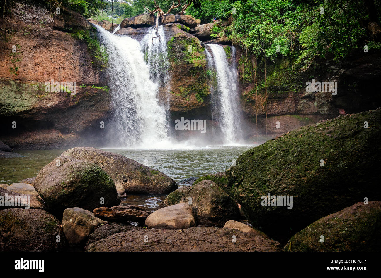 Heo Suwat cascade dans le parc national Khao Yai Thaïlande Banque D'Images