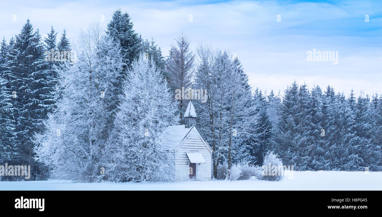 Hiver serein Noël paysage panoramique avec petite chapelle woody in snowy forest congelé Banque D'Images