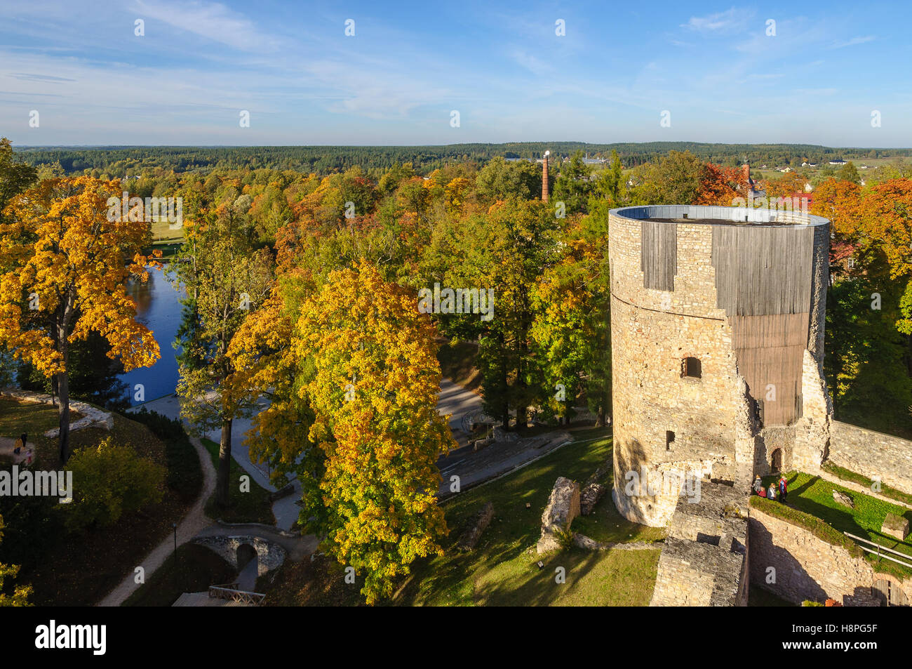 Automne parc aux ruines de château dans la ville de Cesis, Lettonie Banque D'Images