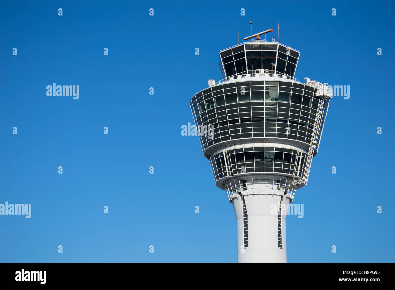 Tour de contrôle modernes dans l'aéroport international de passagers, plus de ciel bleu clair Banque D'Images