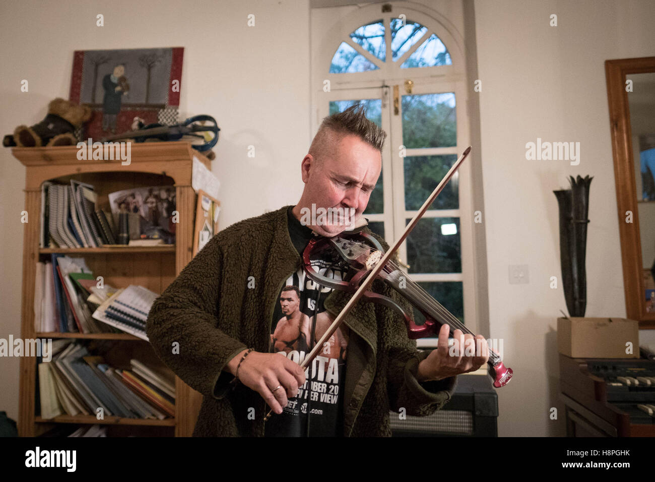 De 0001 sous embargo mercredi 16 novembre Le violoniste Nigel Kennedy effectue à son domicile dans le nord de Londres, où il a révélé qu'il envisage de déménager à Berlin au lieu de continuer à vivre dans "fasciste" de la Grande-Bretagne. Banque D'Images