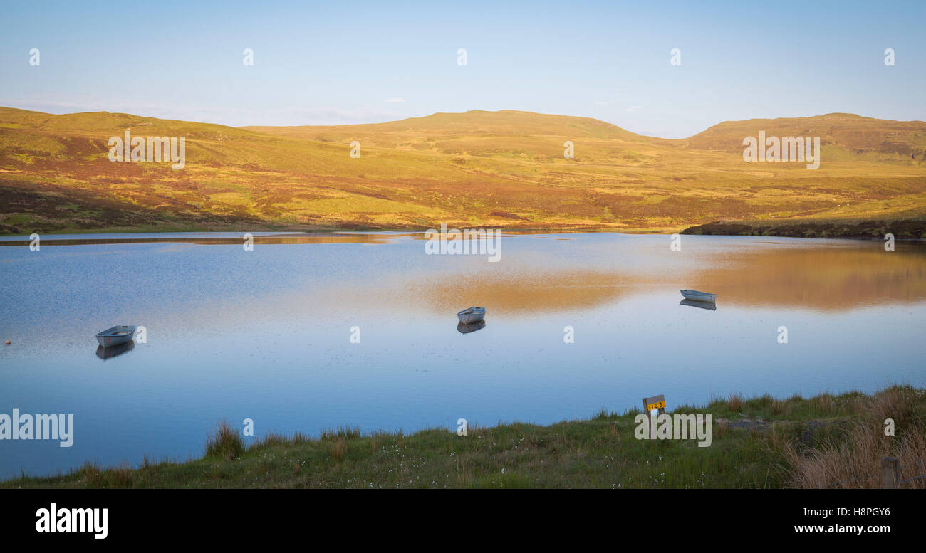 Barques sur le Loch Fada, île de Skye, Écosse Banque D'Images