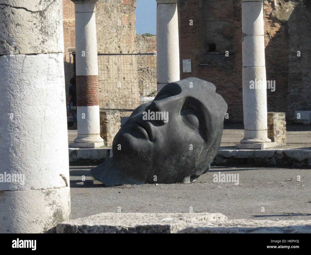 Ruines à Popeii : sculpture d'Igor Mitoraj Banque D'Images Ruines à Popeii : sculpture d'Igor Mitoraj Banque D'Images