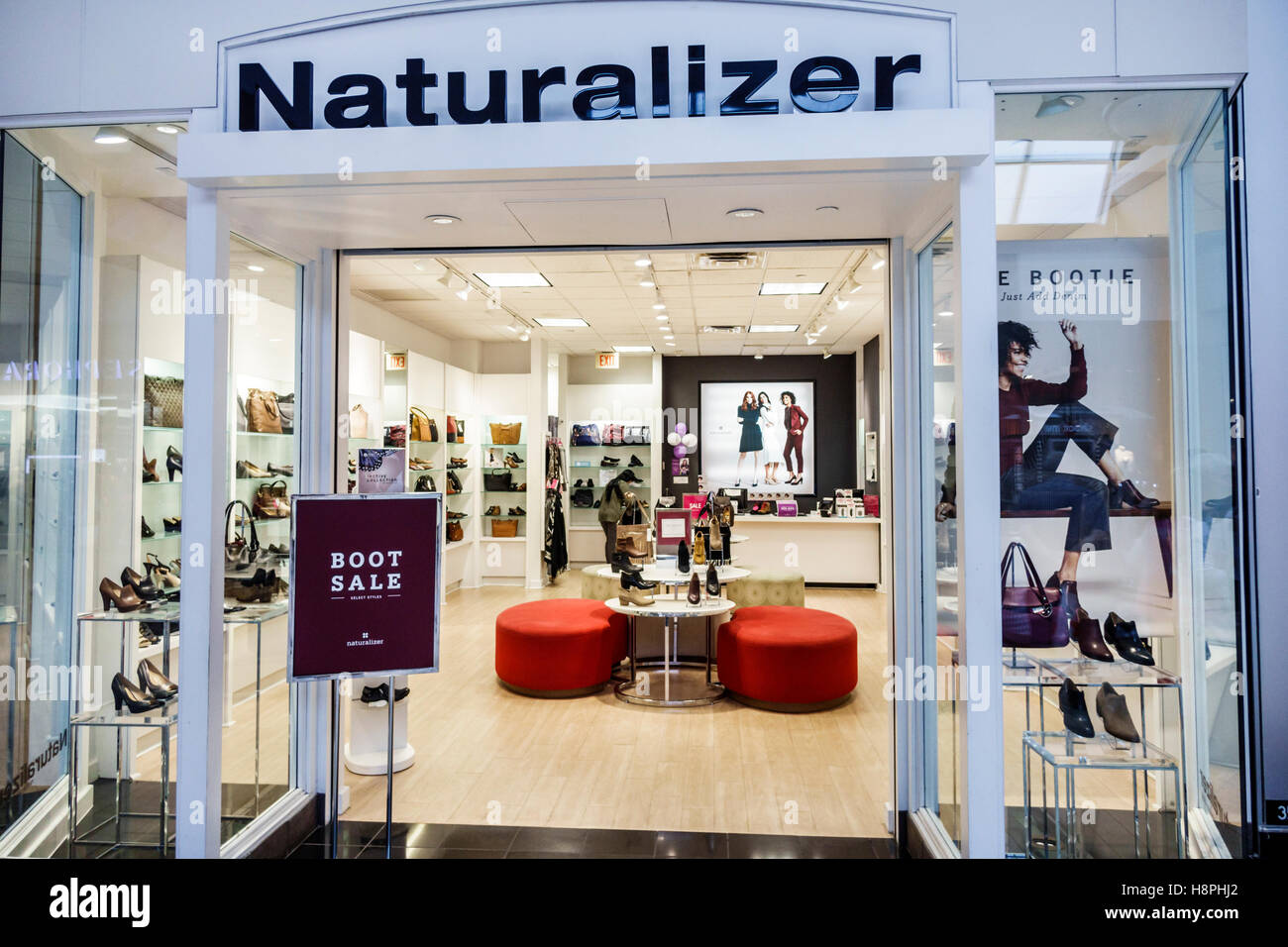Miami Florida,International Mall,boutique Naturalizer magasin vente d'exposition d'affaires, femmes chaussures sacs à main porte-monnaie pochettes entrée avant, Banque D'Images