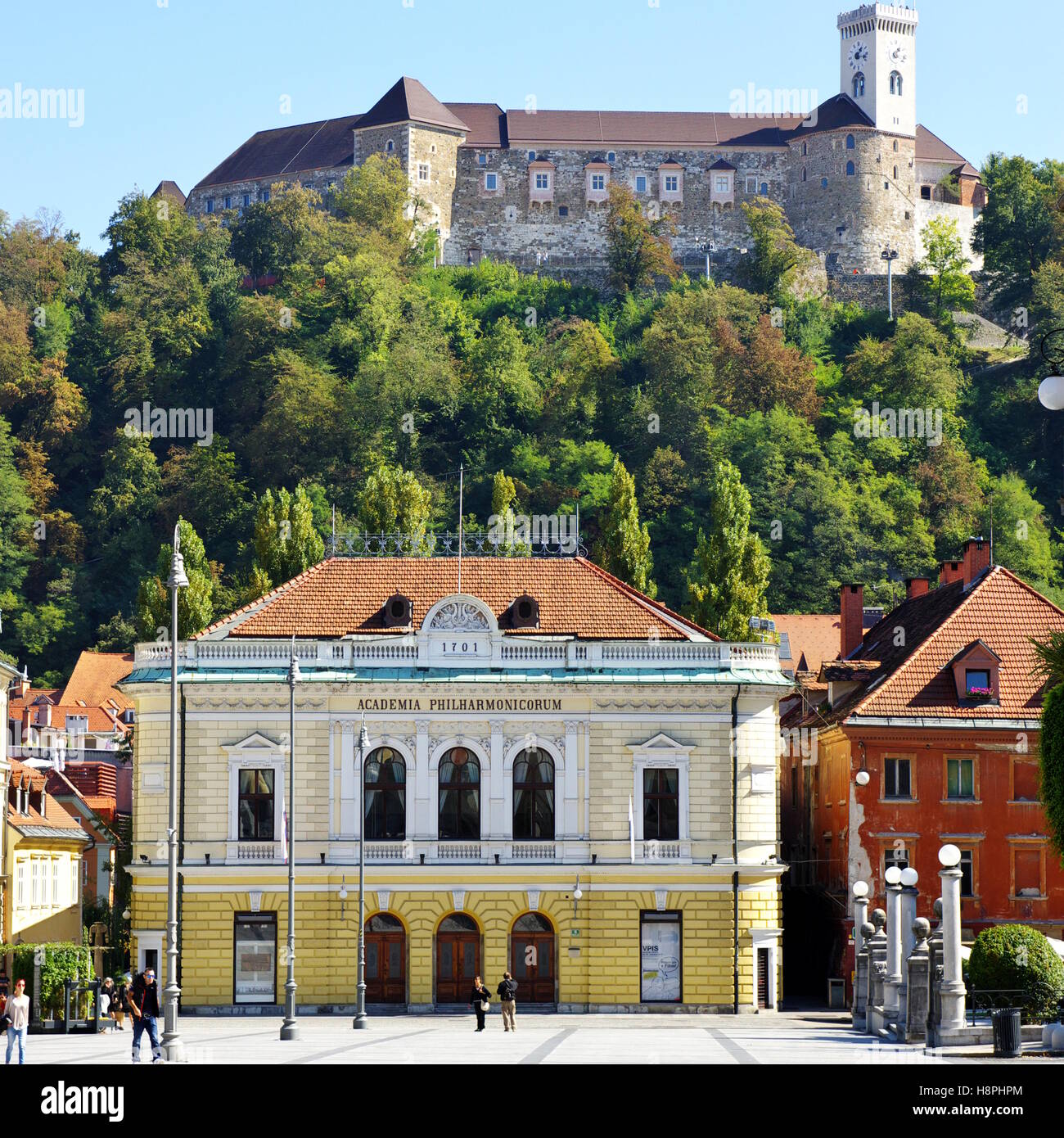 Ljubljana, Slovénie, le 25 septembre 2016 : Place du Congrès et la Philharmonie slovène. Sur la colline est visible le château de Ljubljana Banque D'Images