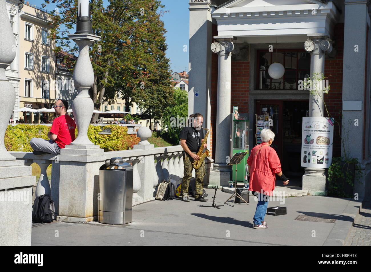 Ljubljana, Slovénie, le 25 septembre 2016 : : centre-ville, le saxophoniste jouant sur le triple pont. Banque D'Images