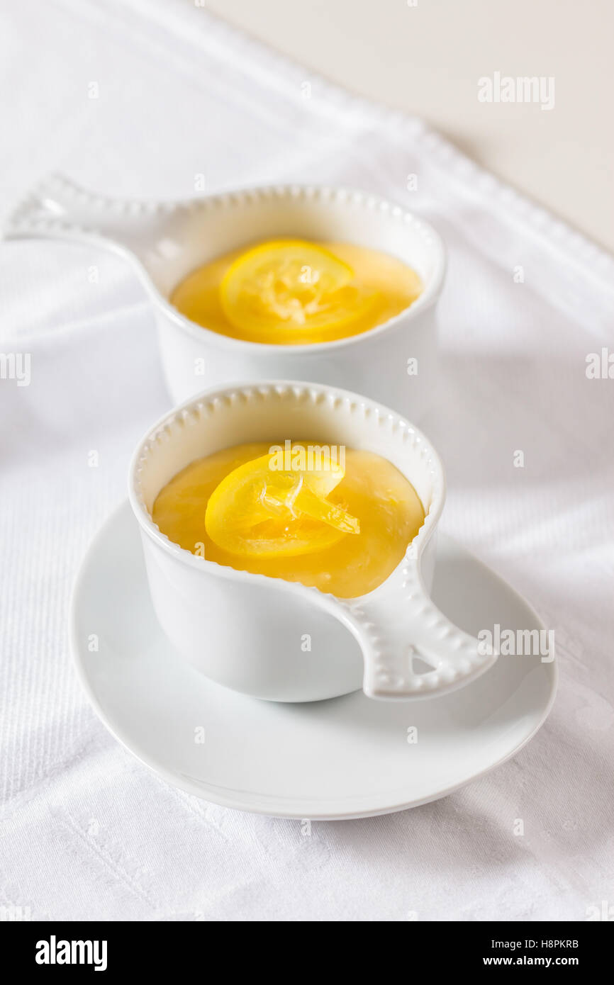 Deux bols d'une crème au citron dessert sur un tableau blanc Banque D'Images