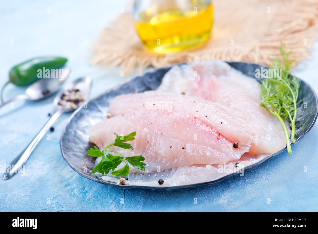 Filet de poisson cru sur la plaque de métal Banque D'Images