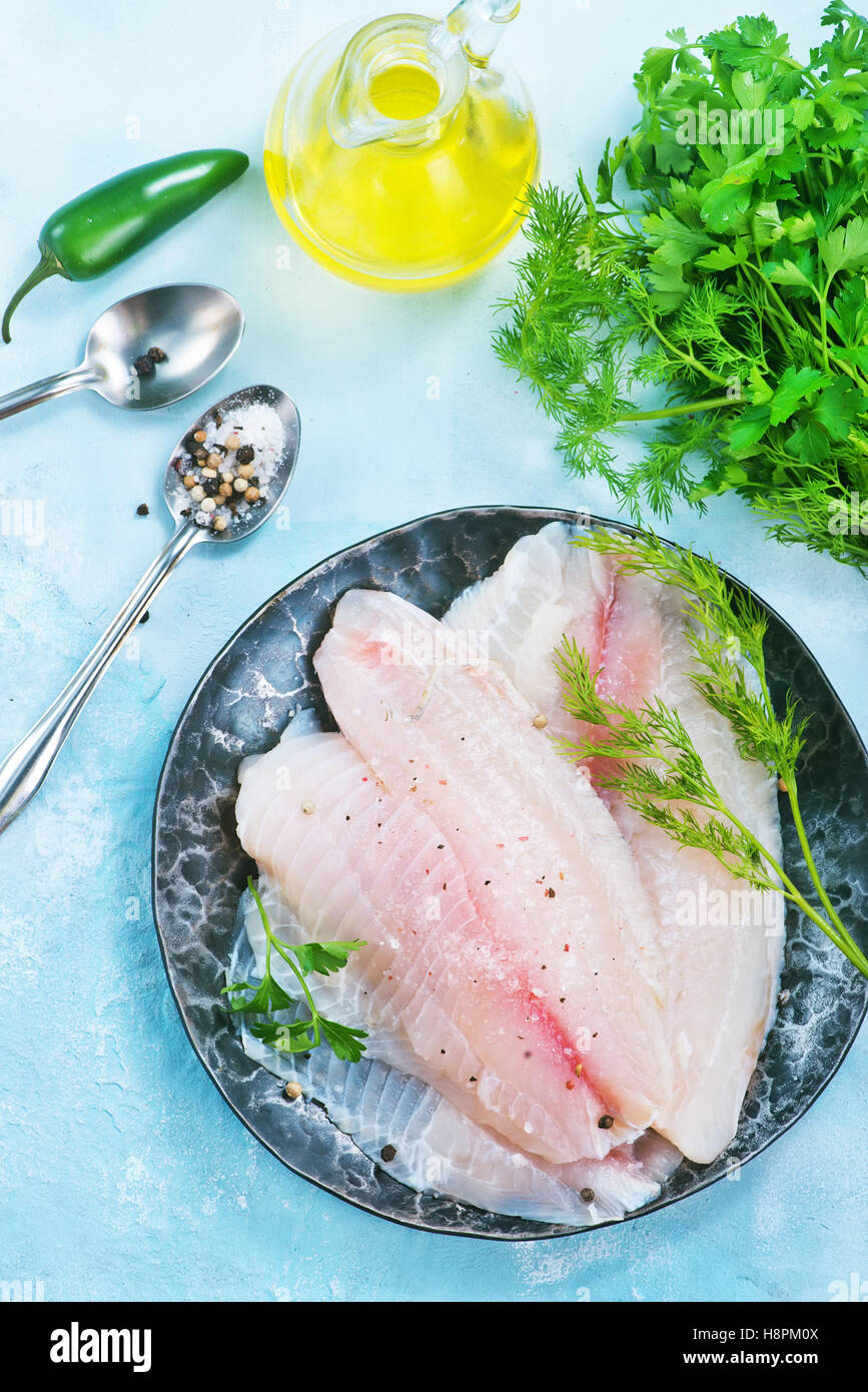 Filet de poisson cru sur la plaque de métal Banque D'Images