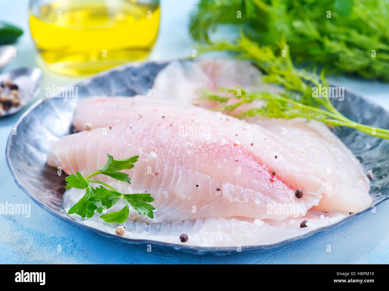 Filet de poisson cru sur la plaque de métal Banque D'Images