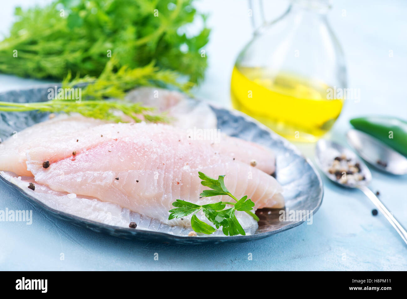 Filet de poisson cru sur la plaque de métal Banque D'Images