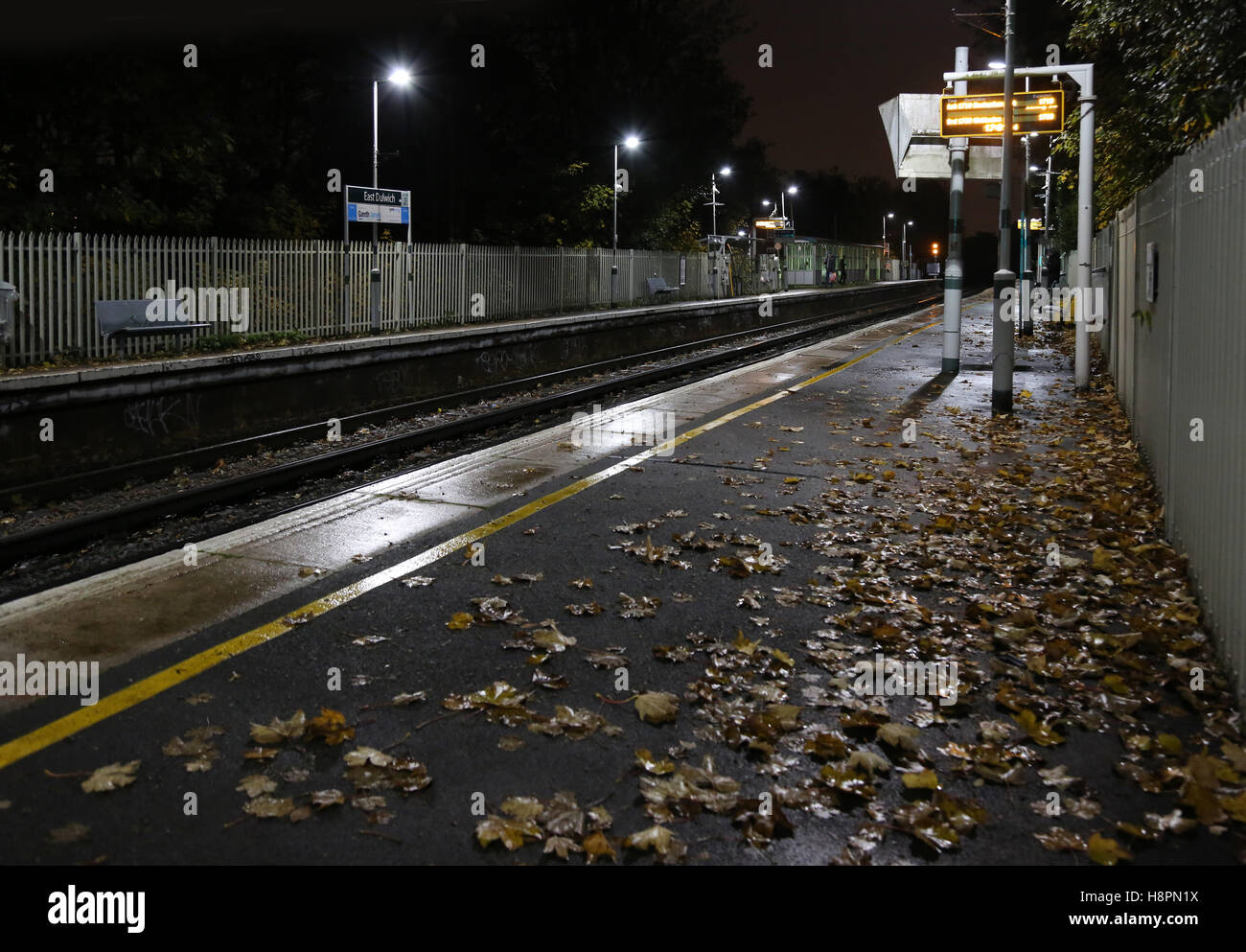 Feuilles d'automne sur la piste et plate-forme à une gare ferroviaire du sud de Londres. Les feuilles sont connus pour causer des retards de train. Banque D'Images Feuilles d'automne sur la piste et plate-forme à une gare ferroviaire du sud de Londres. Les feuilles sont connus pour causer des retards de train. Banque D'Images