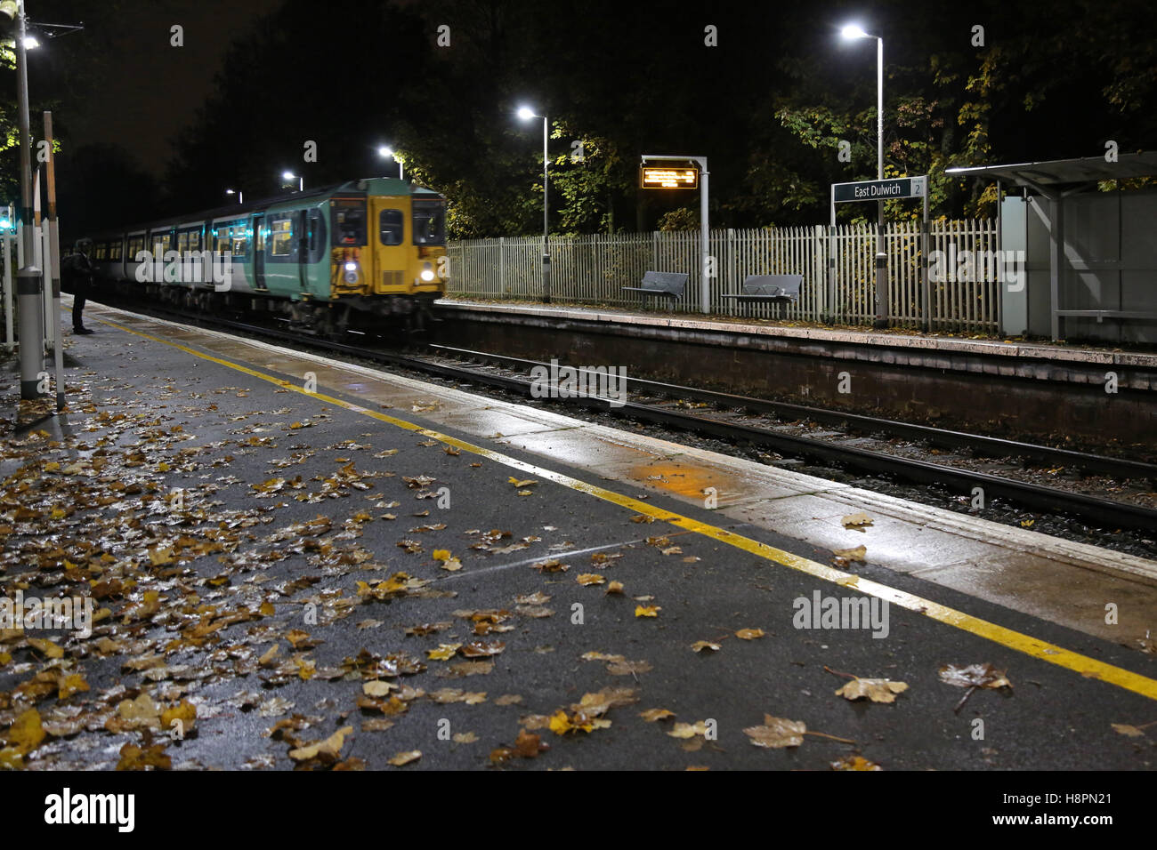 Feuilles d'automne sur la piste et plate-forme à une gare ferroviaire du sud de Londres. Les feuilles sont connus pour causer des retards de train. Banque D'Images Feuilles d'automne sur la piste et plate-forme à une gare ferroviaire du sud de Londres. Les feuilles sont connus pour causer des retards de train. Banque D'Images