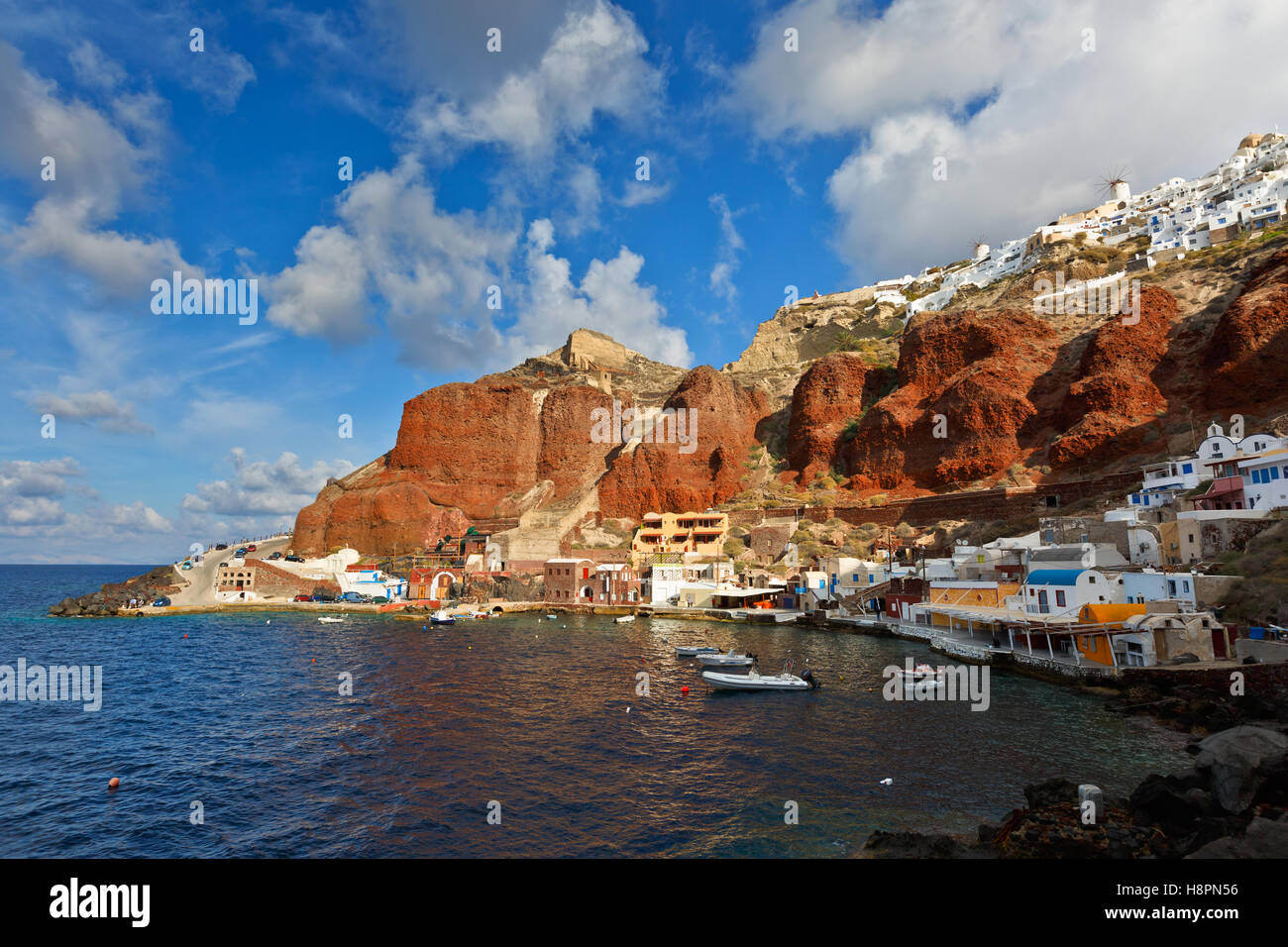 Avis d''Amoudi et Oia village sur l'île de Santorin en Grèce. Banque D'Images