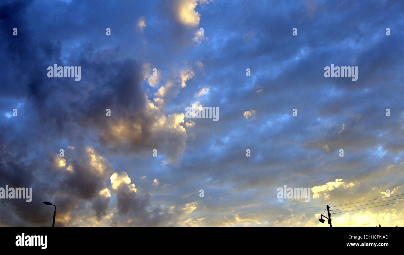 Abstract blue ciel nuage orange horizons Banque D'Images