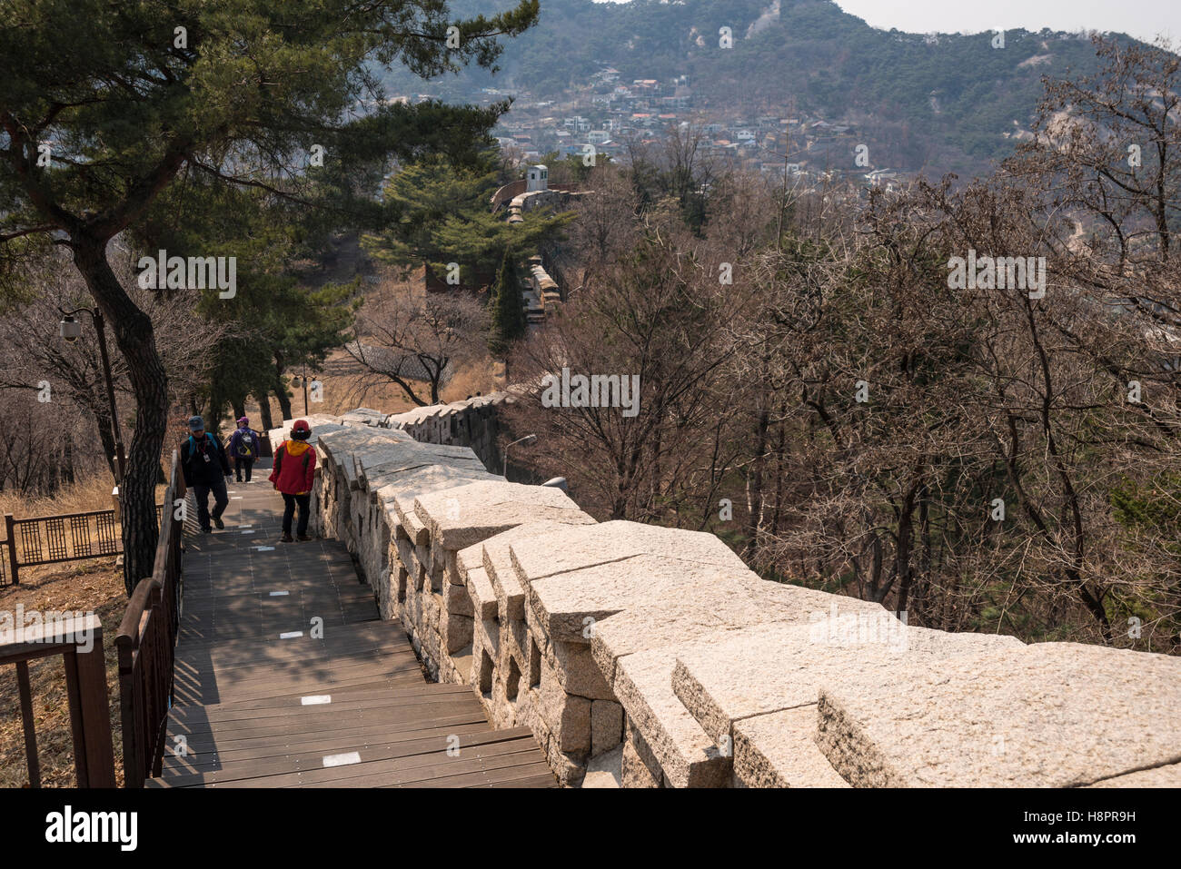 Mur de la ville de Séoul (Hanyangdoseong - ancienne forteresse défensive) sentier de montagne, la Corée Banque D'Images