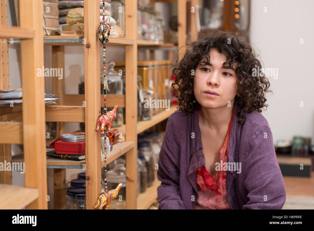 Les Européens, les yeux bleus, cap, chapeau, couvre-chef, portrait, mer, par la mer, les vacances d'automne, manteau, voyage, vacances, rouge sc Banque D'Images