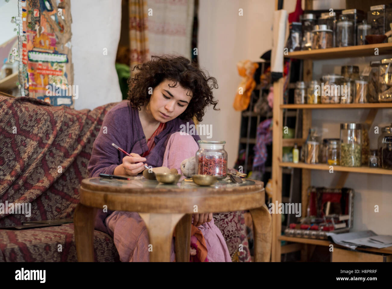 Femme Asiatique concessionnaire écrit étiquette de prix sur les marchandises dans le magasin Banque D'Images