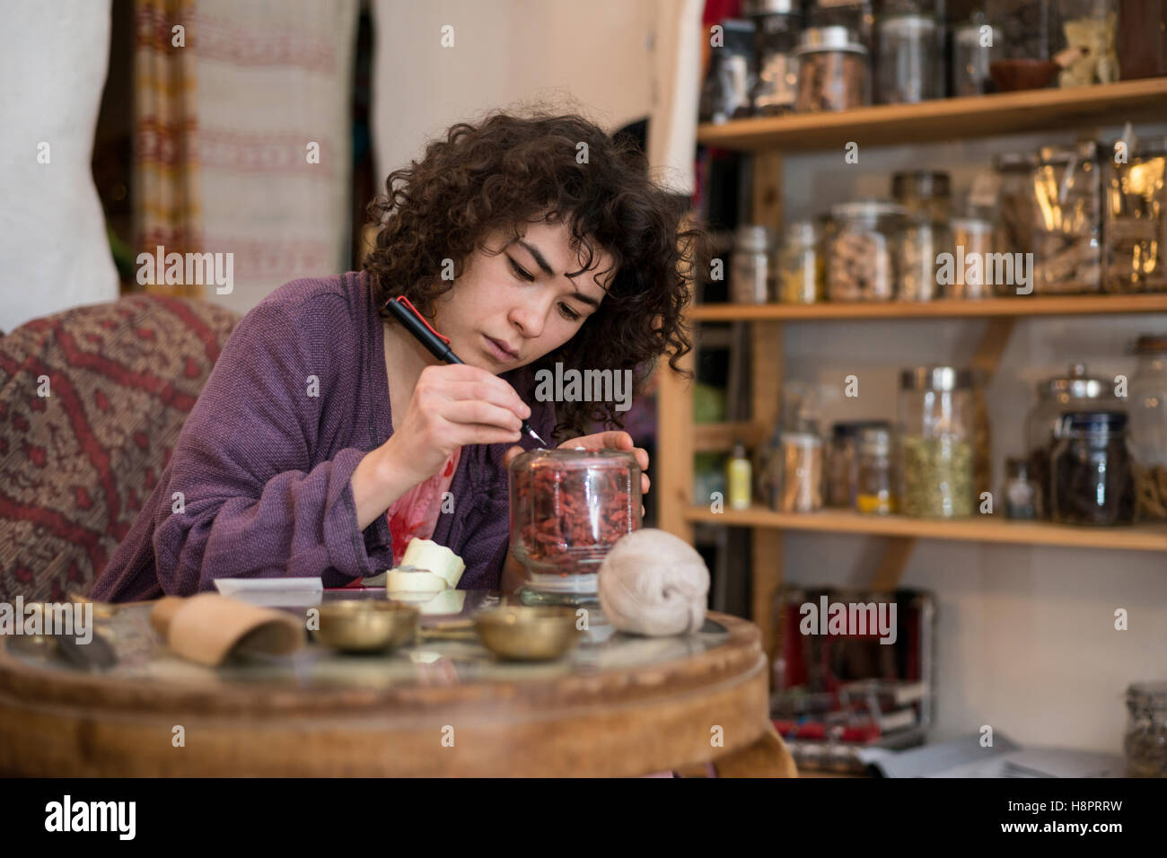 Азиатка чайном Женщина продавец в магазине в этнической одежде Banque D'Images