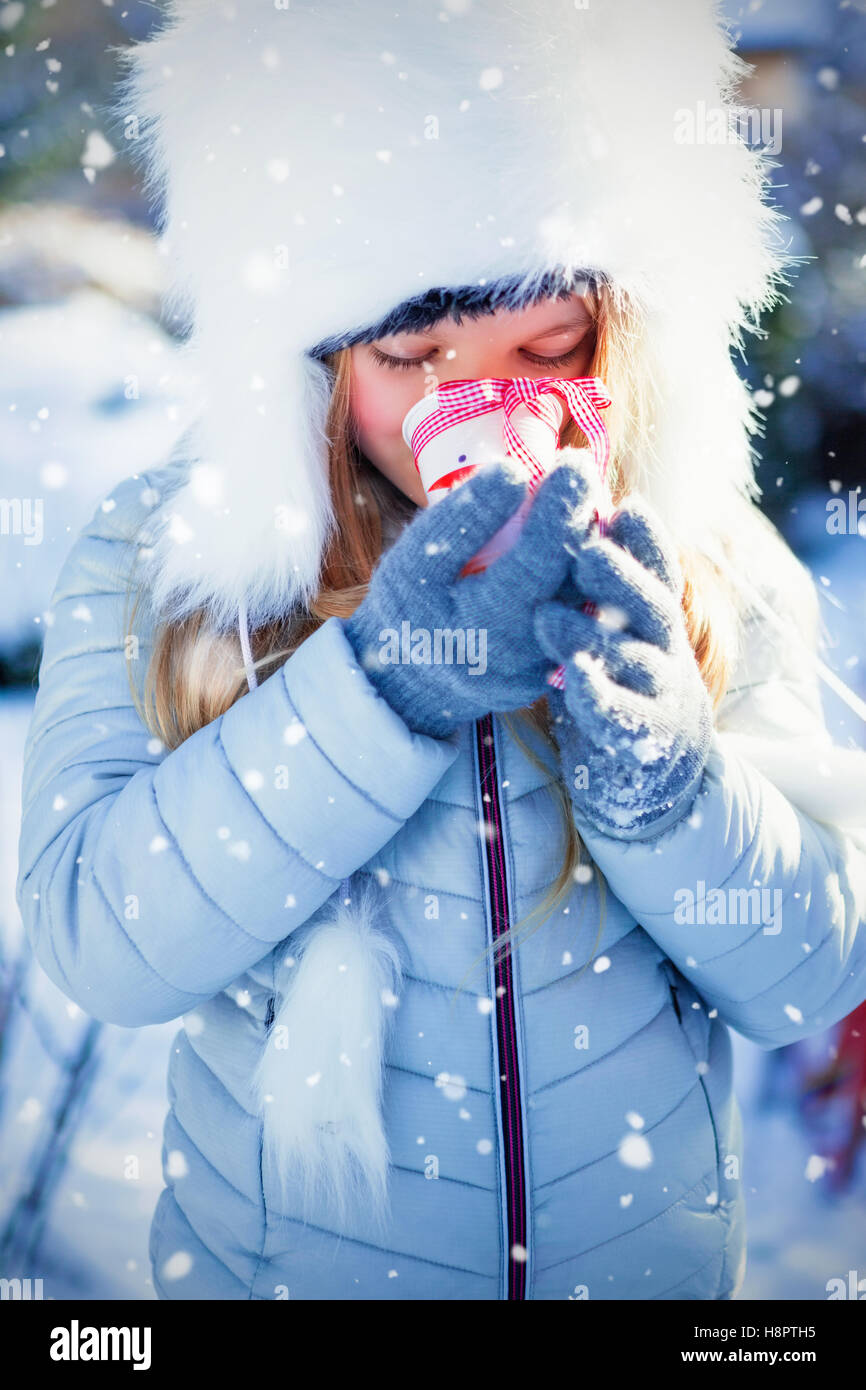 Image composite de cute girl drinking cup of tea Banque D'Images