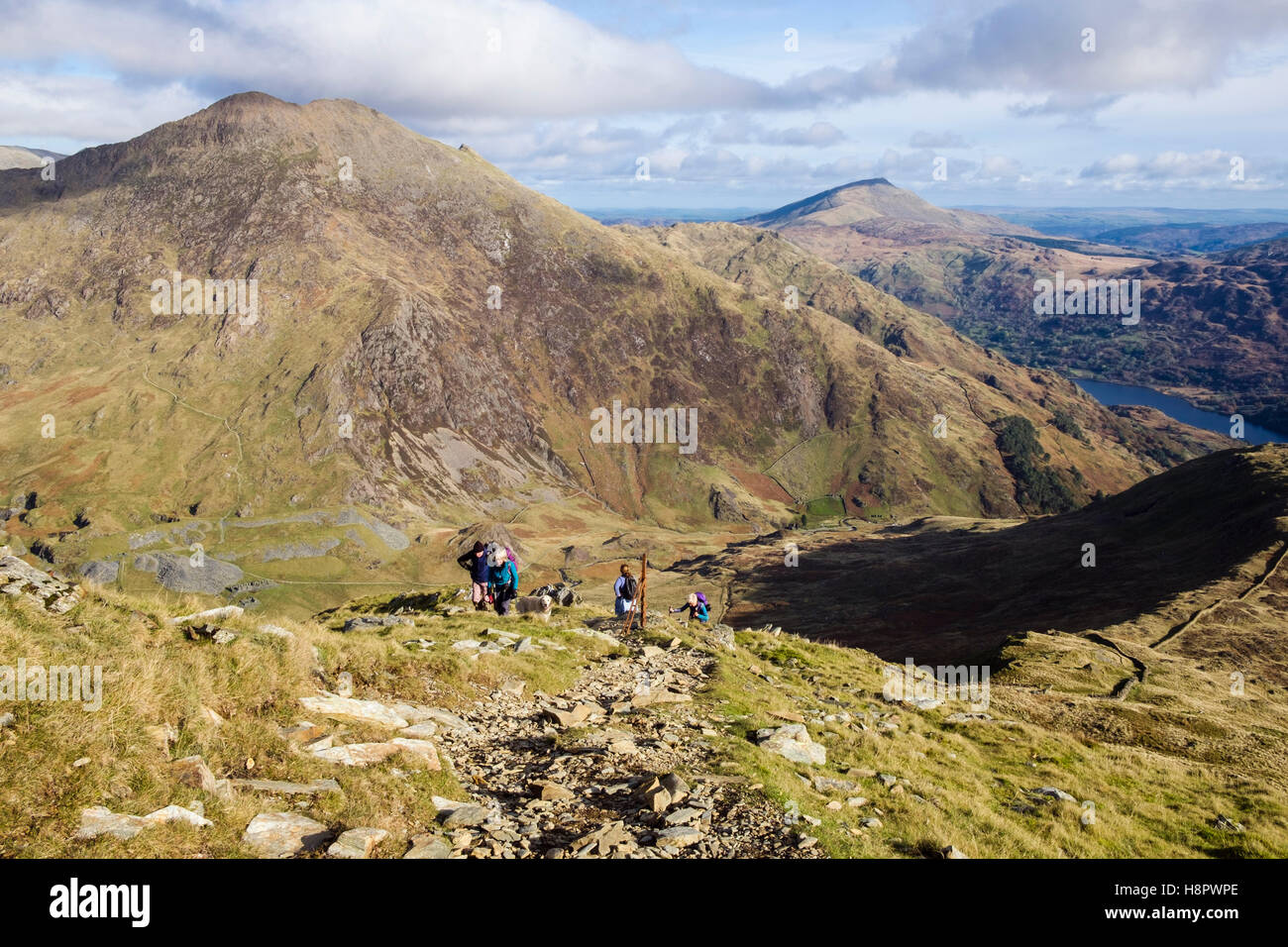 Randonnée Les randonneurs jusqu'Yr Aran au-dessus de MCG Llançà avec Lliwedd Y au-delà de montagnes de Snowdonia National Park. Gwynedd, Pays de Galles, Royaume-Uni Banque D'Images