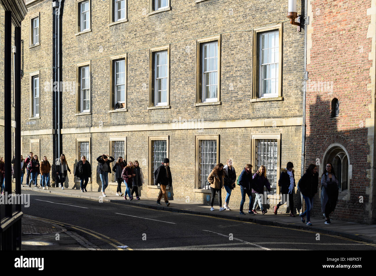 Partie d'étudiants à l'extérieur de Queen's College, Université de Cambridge, en Angleterre. Banque D'Images