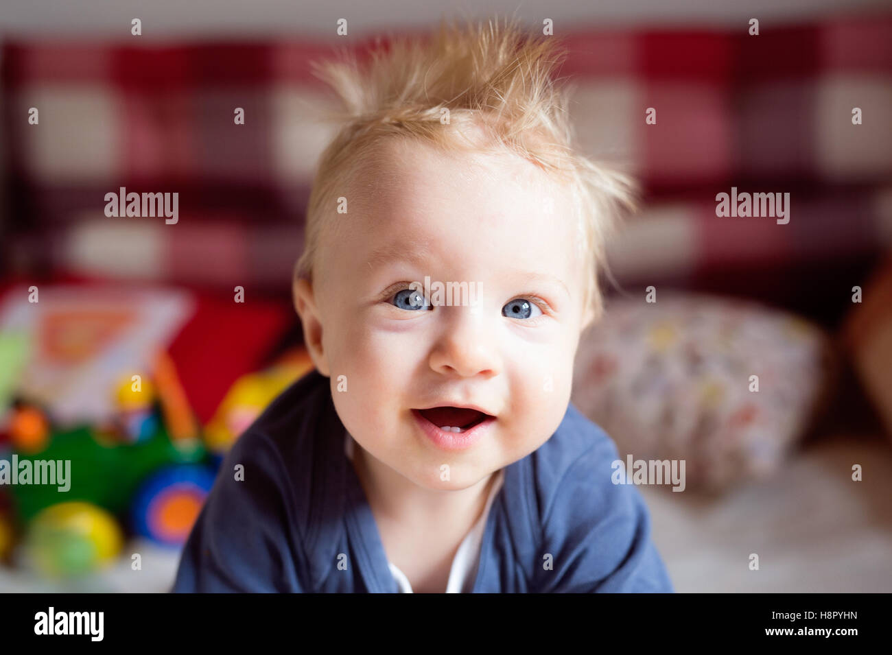 Petit Bebe Garcon Aux Cheveux Herisses Ramper Sur Le Lit Photo Stock Alamy