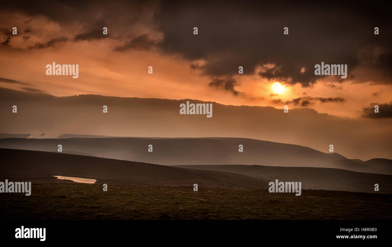 Coucher de soleil sur le yorkshire avec montagnes brumeuses et un ciel dramatique Banque D'Images