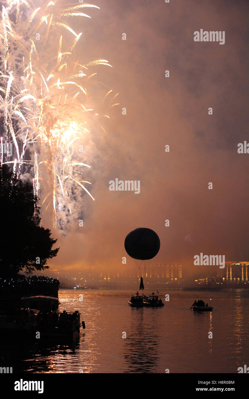 Dans Fireworks festival de St Petersbourg, à Pétersbourg, nuits blanches, Russie Banque D'Images