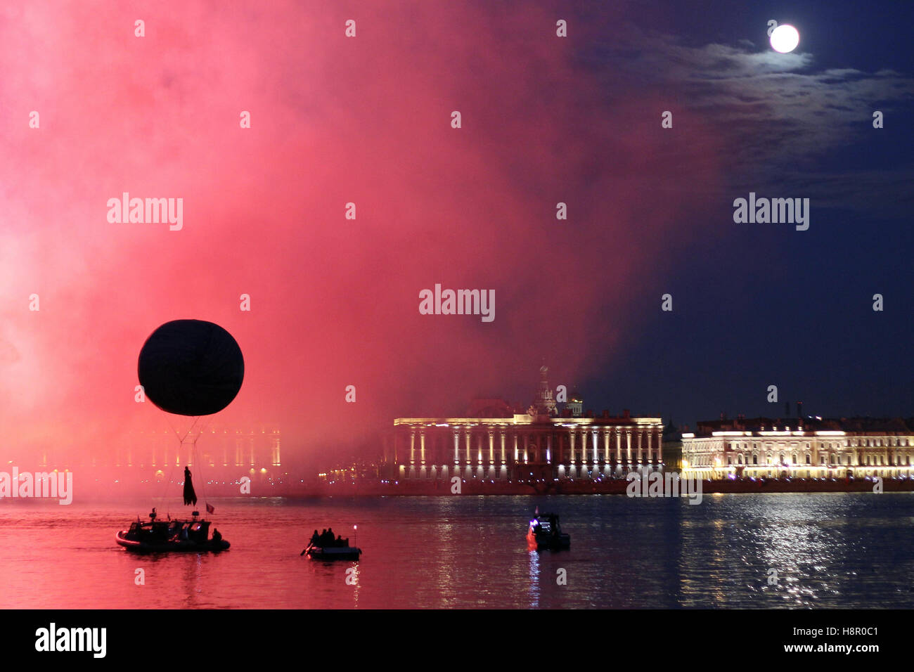 Dans Fireworks festival de St Petersbourg, à Pétersbourg, nuits blanches, Russie Banque D'Images